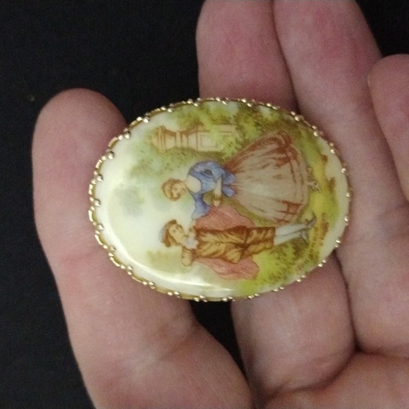 Vintage Fragonard Gold Tone Porcelain Courting Couple Scarf Slide Clip - Picture 2 of 6